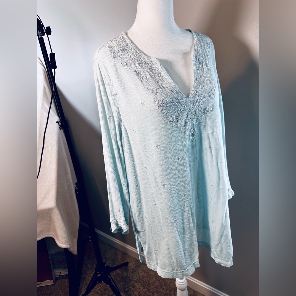 Cathy Daniels Soft Floral Embroidered Blouse Size Large Ice Blue